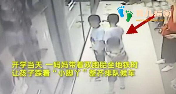 地铁上,两个妈妈的举动让全车厢的人点赞,这才是给娃最好的教育