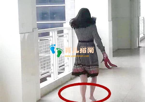 地铁上,两个妈妈的举动让全车厢的人点赞,这才是给娃最好的教育