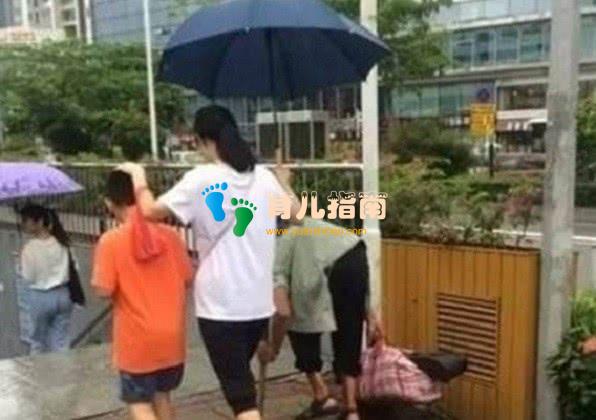 地铁上,两个妈妈的举动让全车厢的人点赞,这才是给娃最好的教育