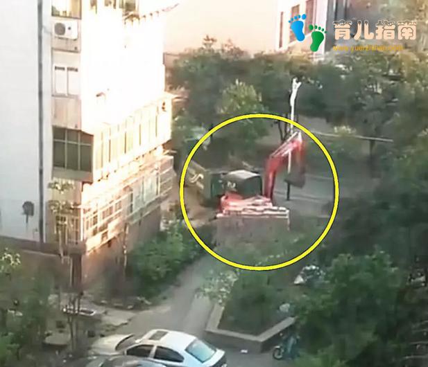 儿子坐阳台一上午了,喊他吃饭都不吃,妈妈走近一看,笑了!