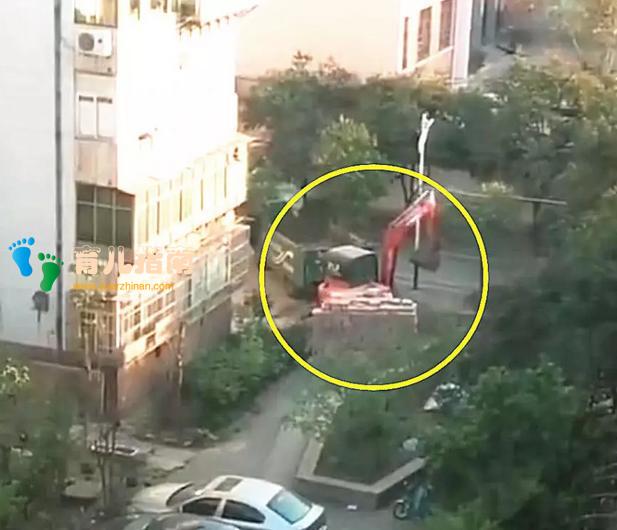 儿子坐阳台一上午了,喊他吃饭都不吃,妈妈走近一看,笑了!