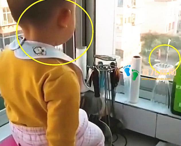 儿子坐阳台一上午了,喊他吃饭都不吃,妈妈走近一看,笑了!