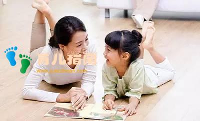 地铁上,两个妈妈的举动让全车厢的人点赞,这才是给娃最好的教育