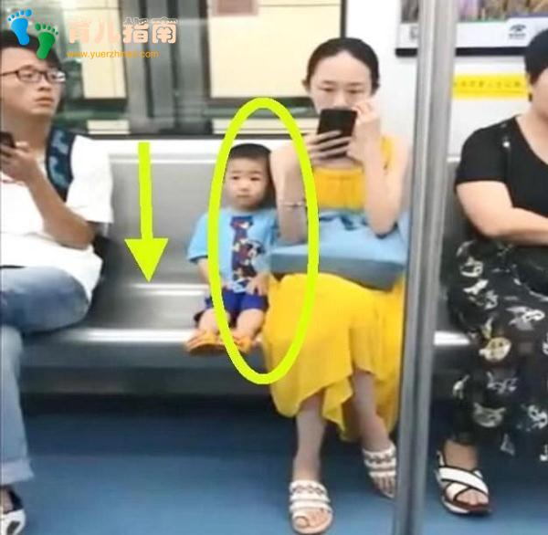 地铁上,两个妈妈的举动让全车厢的人点赞,这才是给娃最好的教育