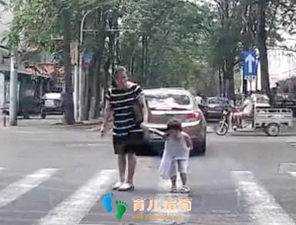 地铁上,两个妈妈的举动让全车厢的人点赞,这才是给娃最好的教育