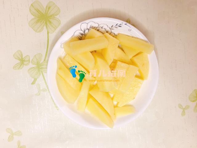 你不允许宝宝用手抓着吃饭,就有可能要追着宝宝喂饭!