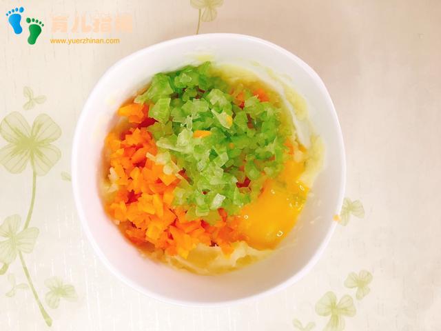 你不允许宝宝用手抓着吃饭,就有可能要追着宝宝喂饭!