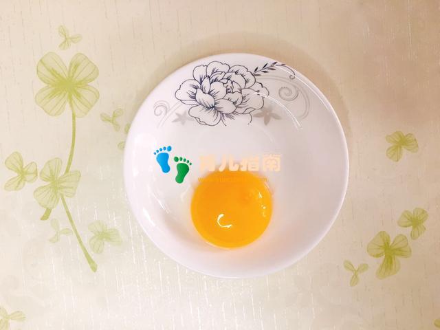 你不允许宝宝用手抓着吃饭,就有可能要追着宝宝喂饭!