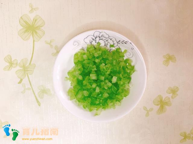 你不允许宝宝用手抓着吃饭,就有可能要追着宝宝喂饭!