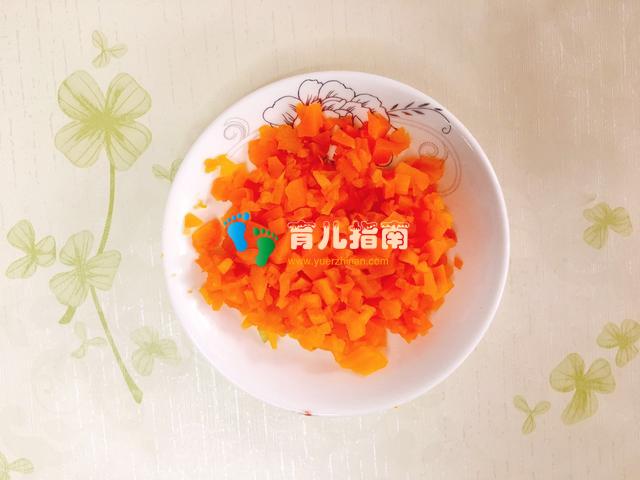 你不允许宝宝用手抓着吃饭,就有可能要追着宝宝喂饭!