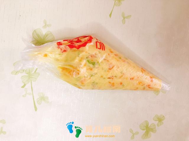 你不允许宝宝用手抓着吃饭,就有可能要追着宝宝喂饭!