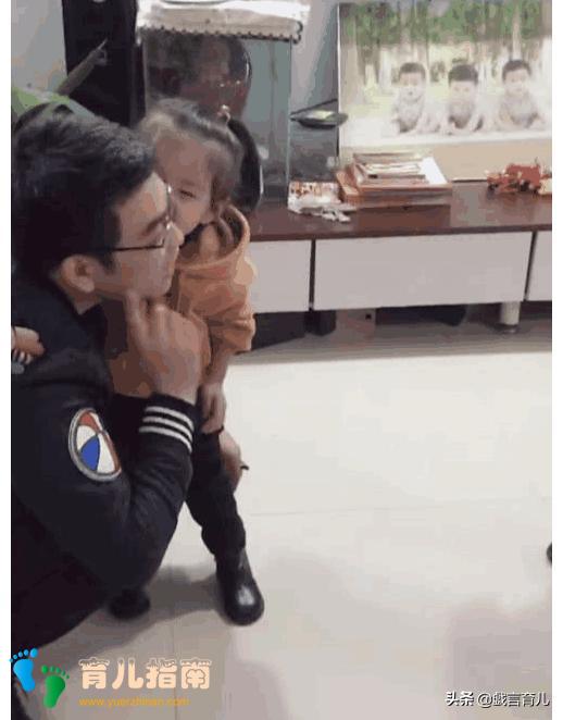 爸爸上班三胞胎女儿送别，可看到儿子的表情后，网友：儿子好可怜