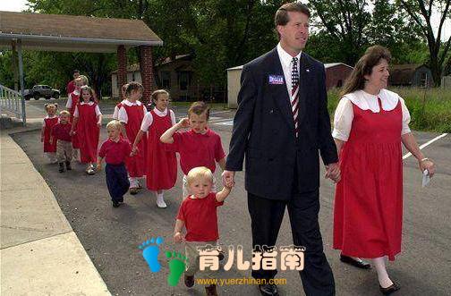 实拍美国夫妻生下19个孩子的家庭,吃早餐时家里就像大食堂
