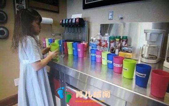 实拍美国夫妻生下19个孩子的家庭,吃早餐时家里就像大食堂