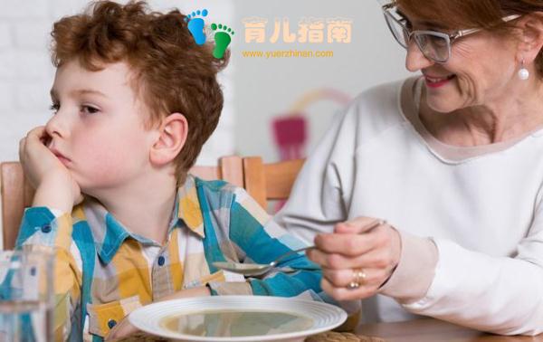 吃饭的时候,孩子若是有这种表现,家长要当心可能是病