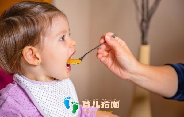 吃饭的时候,孩子若是有这种表现,家长要当心可能是病