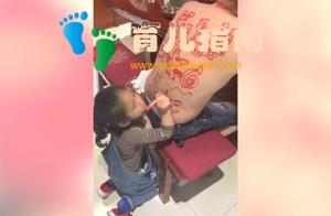 宝宝在老爸背上画画，爸爸一动也不敢动，网友：这画功可以