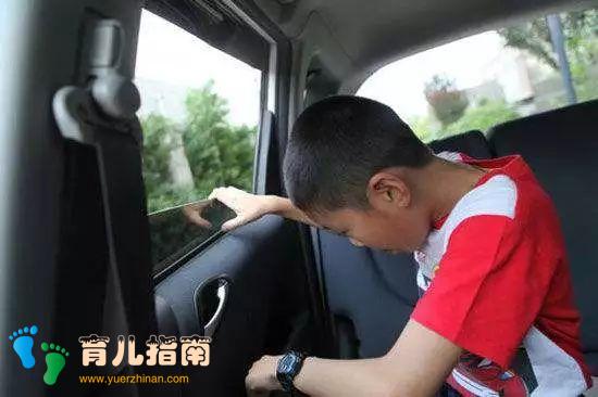 警告警告！别再让你的孩子坐在车的这些位置！