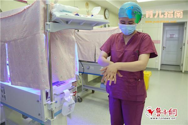 走近新生儿监护室护士:每天洗手消毒近百遍 用爱守护小天使”