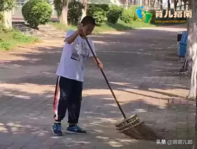 同是环卫工的子女，为什么这个男孩体恤母亲，那个却成了白眼狼”