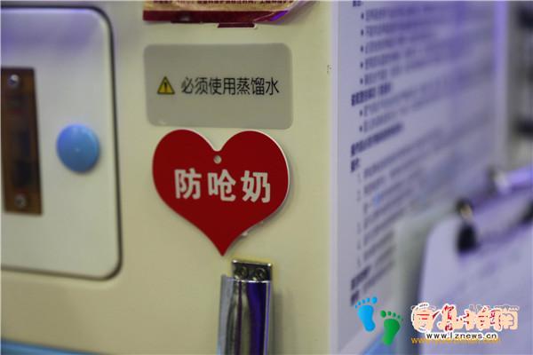 走近新生儿监护室护士:每天洗手消毒近百遍 用爱守护小天使”