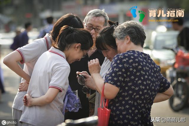 同是环卫工的子女，为什么这个男孩体恤母亲，那个却成了白眼狼”