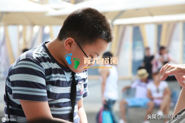 同是环卫工的子女，为什么这个男孩体恤母亲，那个却成了白眼狼”