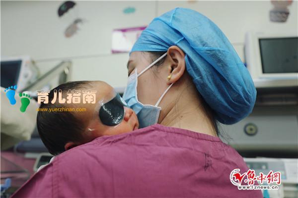 走近新生儿监护室护士:每天洗手消毒近百遍 用爱守护小天使”