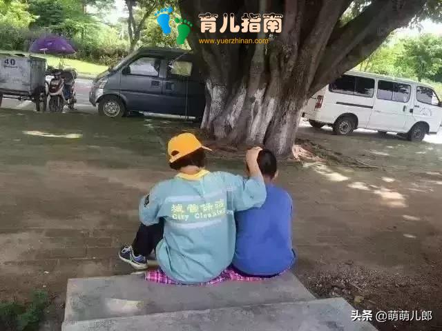 同是环卫工的子女，为什么这个男孩体恤母亲，那个却成了白眼狼”