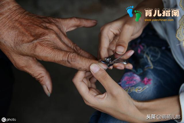 同是环卫工的子女，为什么这个男孩体恤母亲，那个却成了白眼狼”