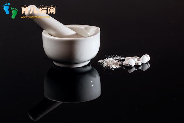 宝宝喜欢吃纸巾,宝爸手指有白斑,其实是同一种病