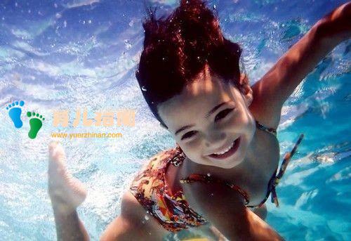 逛超市还没结账,孩子吵着要打开先吃,高情商宝妈的做法值得学习