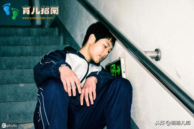 同是环卫工的子女，为什么这个男孩体恤母亲，那个却成了白眼狼”