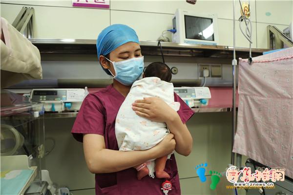 走近新生儿监护室护士:每天洗手消毒近百遍 用爱守护小天使”