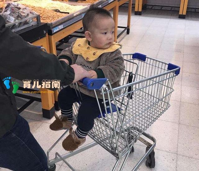 带孩子去超市，妈妈故意空手而归，宝宝的反应都长在笑点”上