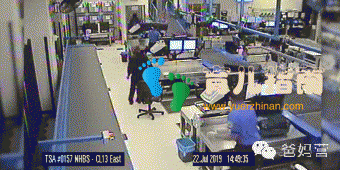 小心!2岁宝宝爬上「行李带」消失!