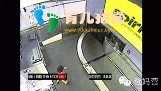 小心!2岁宝宝爬上「行李带」消失!