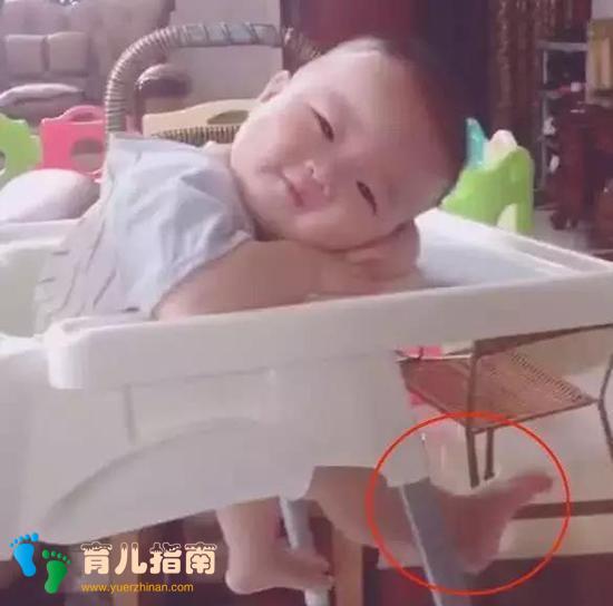 喂完娃，妈妈抢时间吃饭，回头看到宝宝的眼神，网友：再累也值了