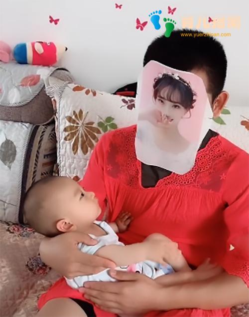 宝宝只让妈妈抱,爸爸为抱宝宝只好改头换面”,网友:没有奶味