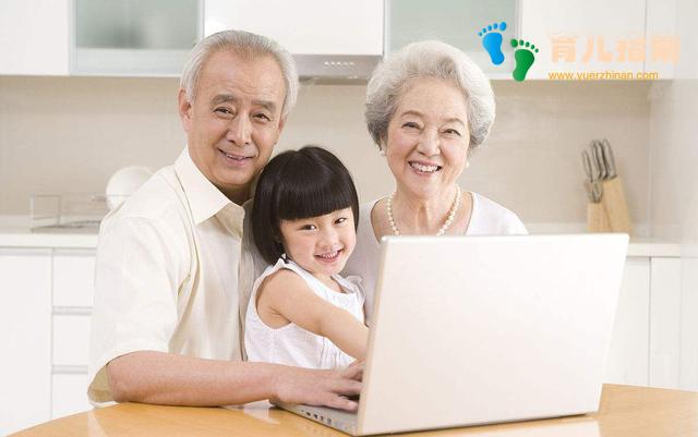 早生娃好还是晚生娃好？两位妈妈分享其中差别，里外都不同