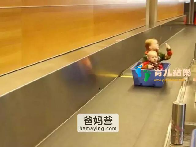 小心!2岁宝宝爬上「行李带」消失!