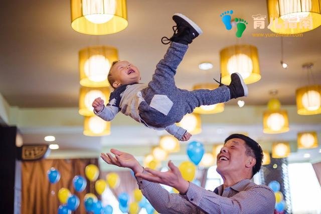 早生娃好还是晚生娃好?两位妈妈分享其中差别,里外都不同