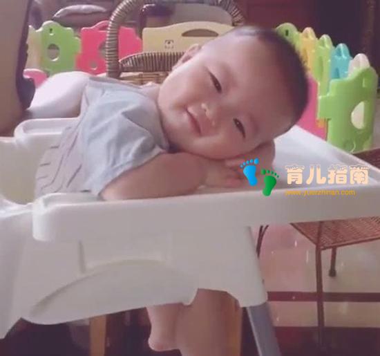 喂完娃，妈妈抢时间吃饭，回头看到宝宝的眼神，网友：再累也值了