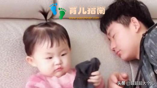 爸爸闻臭袜子假装晕倒,女儿看着也闻了闻,妈妈却差点笑喷了