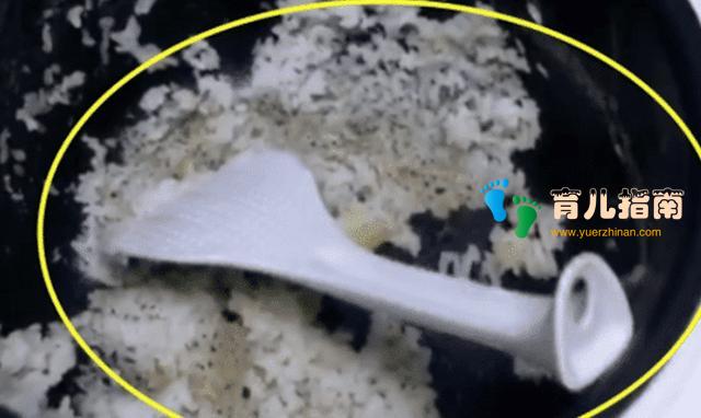 妈妈喂完宝宝刚想吃饭,却发现饭菜都没了,网友:这幕太心酸了