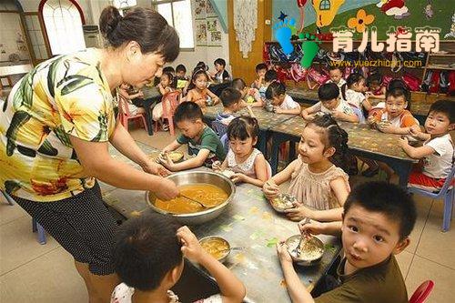 孩子在家挑食，幼儿园老师却说孩子吃饭香，知道原因后宝妈顿悟