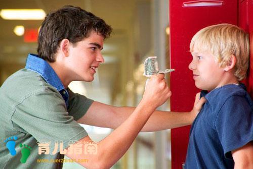 孩子被欺负时,妈妈说这三个字,让孩子一辈子当软柿子”