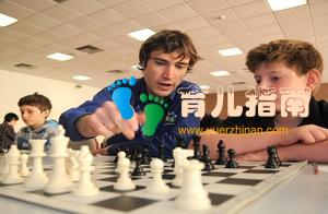 和孩子玩游戏时,应当放水”还是吊打”他?家长选择至关重要