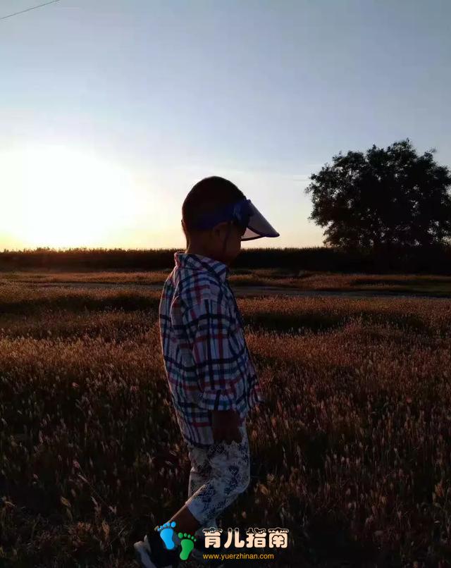 「我不配」——父母哭穷让孩子自我否定