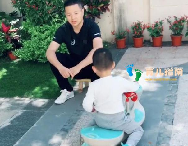 偏心奶爸”带娃火了, 这就是传说中的没事疼女儿, 保儿子